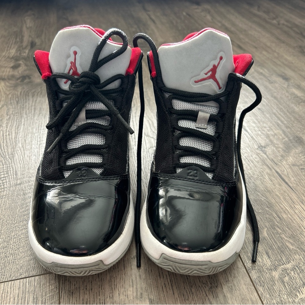 Nike AIR JORDAN Max Aura 2 GS Black Red White Grey CN8094-006  size 6Y
